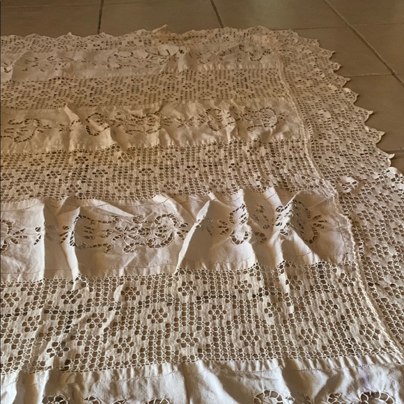 Elegant White Linen Bedcover - Picture 2 of 3